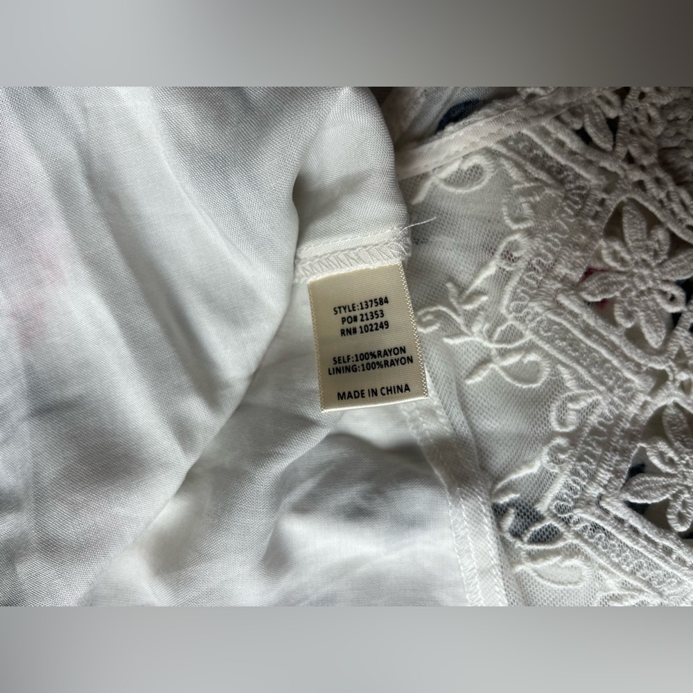 NWT SKIES ARE BLUE CURVY COLD SHOULDER FLORAL WHITE BLOUSE TOP SIZE 1X RAYON - Picture 3 of 6
